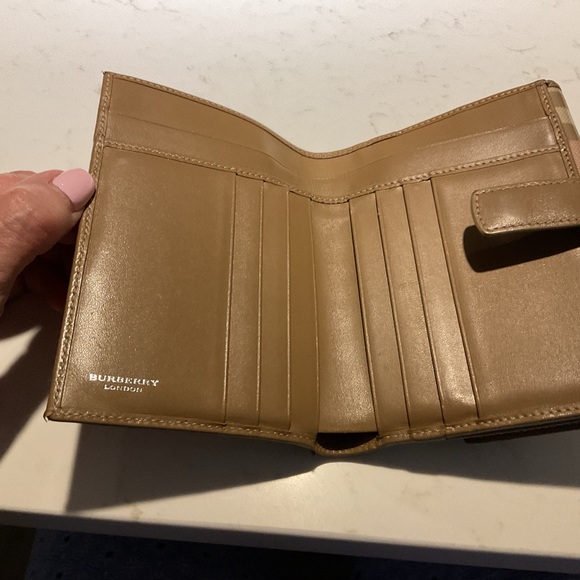 Real Burberry pink check wallet for woman. - Picture 4 of 5